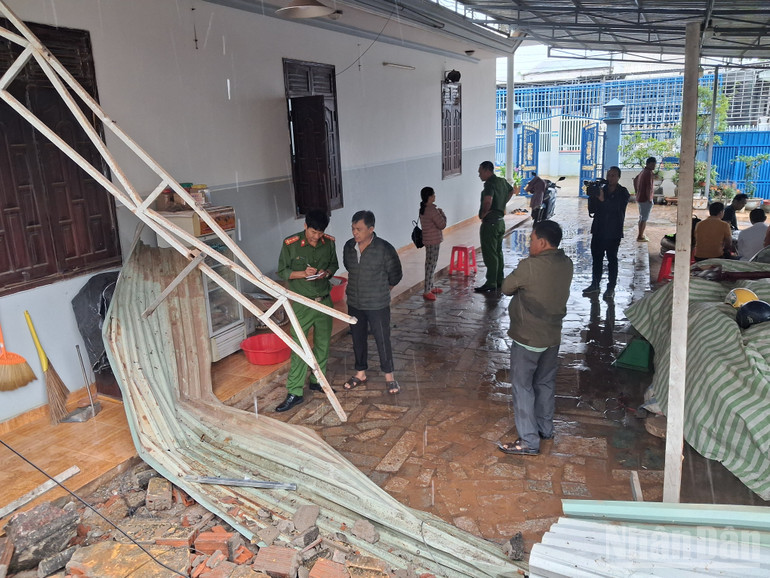 Ông Nguyễn Văn Tuân trình bày sự việc với cơ quan chức năng. ndo_br_20250724-093809.jpg