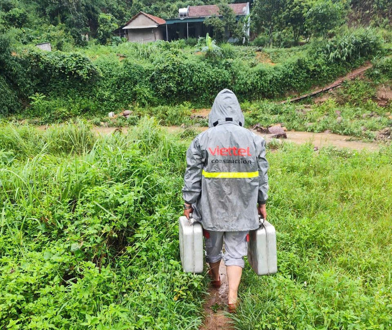 Técnicos de Viettel en la provincia de Quang Ninh transportan suministros a las estaciones para garantizar su disponibilidad operativa durante la tormenta Wipha. (Foto: DUC THO) phong-chong-bao-so-3-anh1.jpg