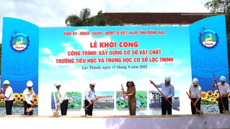 Các đại biểu thực hiện nghi lễ động thổ khởi công xây dựng Trường tiểu học và trung học cơ sở Lộc Thịnh. image-9.jpg