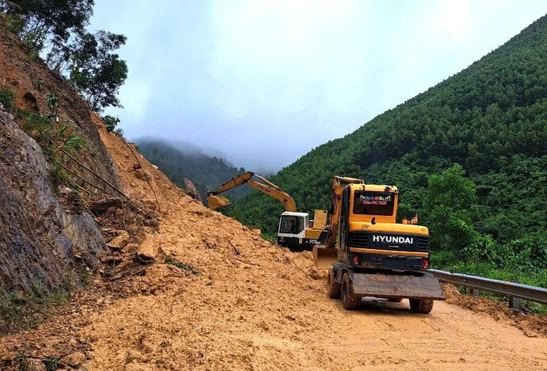San gạt, xử lý điểm sạt lở trên các tuyến đường tỉnh Quảng Bình. (Ảnh HƯƠNG GIANG) z6703080260610-3ad98f1d4fcc9da7264ea72f5d89d56e.jpg