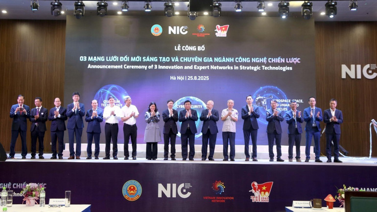 Phó Thủ tướng Nguyễn Chí Dũng và các đại biểu chúc mừng sự ra mắt của ba Mạng lưới. 78347fa8c93d682446a206286cd3bedfphoto-1756114659030-1756114659204509211728-9923.jpg