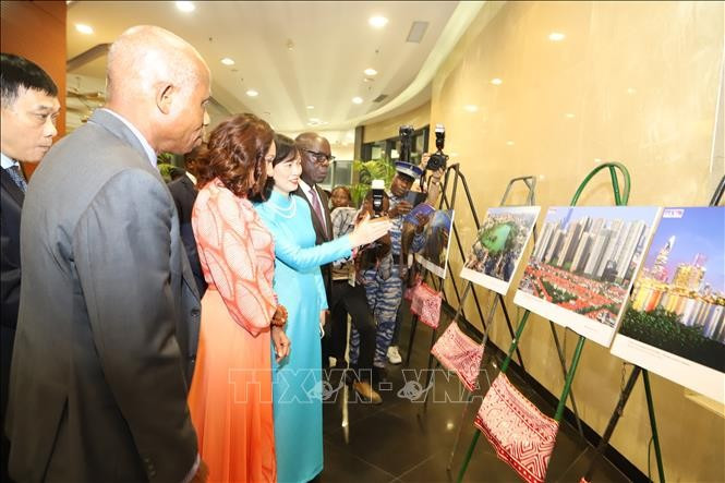 Đại sứ Việt Nam tại Maroc kiêm nhiệm Côte d'Ivoire Lê Kim Quy giới thiệu các bức ảnh về 50 năm quan hệ ngoại giao giữa hai nước với các vị khách quý. Đại sứ Việt Nam tại Maroc kiêm nhiệm Côte d'Ivoire Lê Kim Quy giới thiệu các bức ảnh về 50 năm quan hệ ngoại giao giữa hai nước với các vị khách quý.