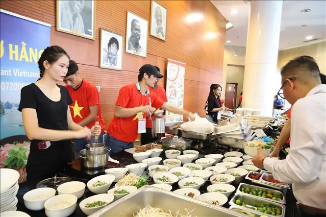 Phục vụ món phở Việt Nam cho thực khách tại sự kiện. Phục vụ món phở Việt Nam cho thực khách tại sự kiện.