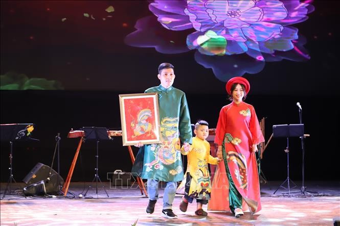 Cộng đồng người Việt Nam tại Côte d'Ivoire trình diễn áo dài do Hoa hậu Việt Nam Đặng Thị Ngọc Hân thiết kế, lấy cảm hứng từ dòng tranh dân gian Kim Hoàng. Cộng đồng người Việt Nam tại Côte d'Ivoire trình diễn áo dài do Hoa hậu Việt Nam Đặng Thị Ngọc Hân thiết kế, lấy cảm hứng từ dòng tranh dân gian Kim Hoàng.
