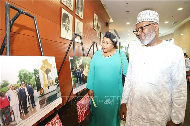Khách thăm quan Triển lãm ảnh giới thiệu 50 năm quan hệ ngoại giao Việt Nam-Côte d'Ivoire tại sự kiện. Khách thăm quan Triển lãm ảnh giới thiệu 50 năm quan hệ ngoại giao Việt Nam-Côte d'Ivoire tại sự kiện.