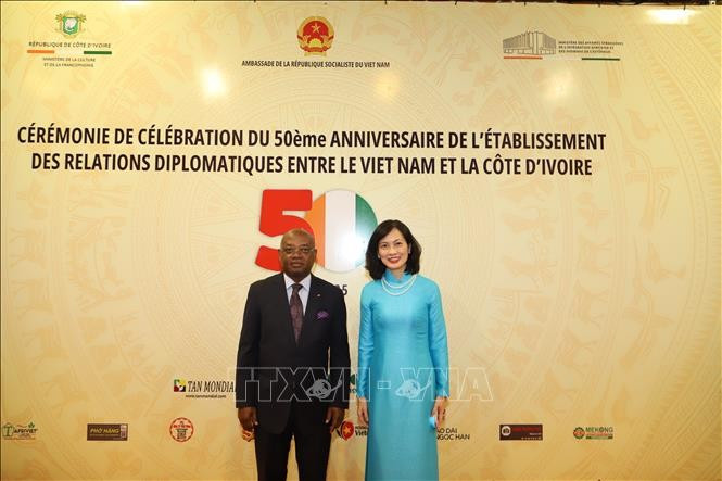 Đại sứ Việt Nam tại Maroc kiêm nhiệm Côte d'Ivoire Lê Kim Quy chụp ảnh lưu niệm cùng ông Évariste Koffi Yapi, Tổng Thư ký Bộ Ngoại giao, Hội nhập châu Phi và Người Côte d’Ivoire ở nước ngoài. Đại sứ Việt Nam tại Maroc kiêm nhiệm Côte d'Ivoire Lê Kim Quy chụp ảnh lưu niệm cùng ông Évariste Koffi Yapi, Tổng Thư ký Bộ Ngoại giao, Hội nhập châu Phi và Người Côte d’Ivoire ở nước ngoài.