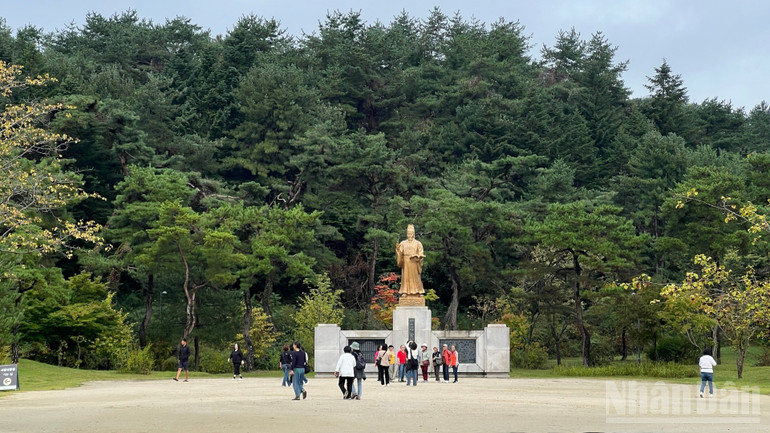 Du khách tham quan khu lăng mộ vua Sejong (Yeongneung) nằm ở phía tây thành phố Yeoju, tỉnh Gyeonggi-nơi an táng của vua Sejong và hoàng hậu Soheon, được công nhận là Di sản UNESCO. (Ảnh: ANH TUẤN) ndo_br_z7136928209483-1408b9ff4f21302e788740b68ca8ae02-3627.jpg