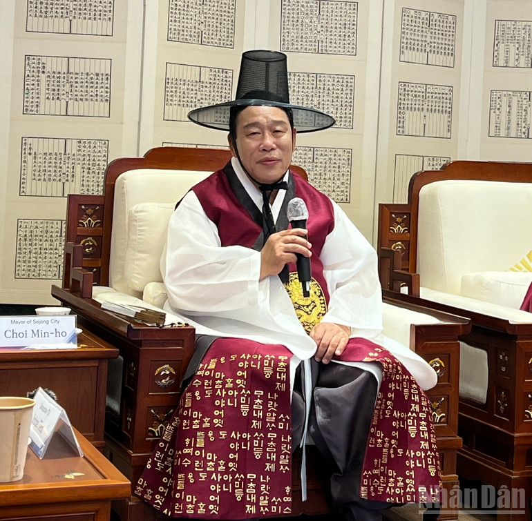 Ông Choi Min-ho, Thị trưởng thành phố tự trị đặc biệt Sejong, trao đổi với phóng viên Báo Nhân Dân (Ảnh: ANH TUẤN) ndo_br_z7136951224464-269839a94edb4a1cd9457260ac6fa34c.jpg