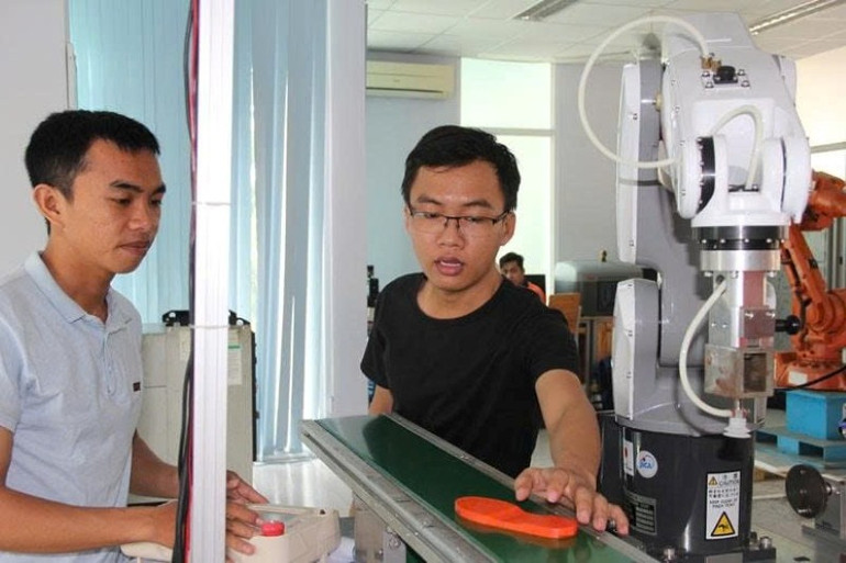 Cùng với hỗ trợ vay vốn, thành phố cũng có chính sách hỗ trợ đào tạo nghề cho các đối tượng đã nghỉ việc do quá trình sắp xếp tổ chức bộ máy của hệ thống chính trị. (Ảnh minh họa) dao-tao-nghe.jpg