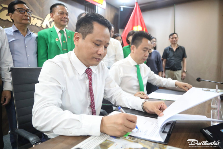 Tổng Biên tập Báo Đại đoàn Kết Trương Thành Trung và đại diện Tập đoàn Mai Linh ký kết hợp tác chiến lược. Tổng Biên tập Báo Đại đoàn Kết Trương Thành Trung và đại diện Tập đoàn Mai Linh ký kết hợp tác chiến lược.