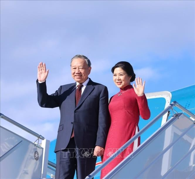 Tổng Bí thư Tô Lâm và Phu nhân tại sân bay quốc tế Sofia. (Ảnh: Thống Nhất/TTXVN) tbt-241025-2.jpg