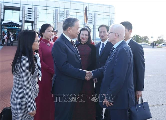 Tổng Bí thư Tô Lâm và Phu nhân rời thủ đô Sofia, kết thúc tốt đẹp chuyến thăm chính thức Cộng hòa Bulgaria. (Ảnh: Thống Nhất/TTXVN) tbt-241025-1.jpg