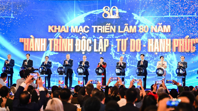 Các đồng chí lãnh đạo Đảng, Nhà nước, nguyên lãnh đạo Đảng, Nhà nước và các đại biểu thực hiện nghi thức bấm nút khai mạc Triển lãm thành tựu đất nước "80 năm Hành trình Độc lập-Tự do-Hạnh phúc". (Ảnh: THÀNH ĐẠT) image-2-919.jpg