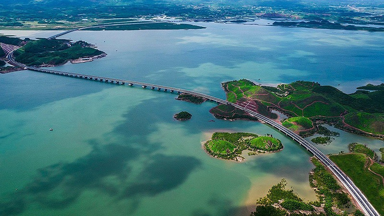 Tuyến đường cao tốc Vân Ðồn-Móng Cái (tỉnh Quảng Ninh) hoàn thành đúng kế hoạch nhờ sự đồng thuận của nhân dân, góp phần mở ra không gian phát triển mới cho địa phương. (Ảnh: NAM ANH) 4111-3723.jpg