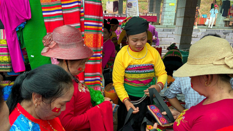 Nghệ nhân người Mường ở xã Thạch Lộc (Thanh Hóa) giới thiệu sản phẩm dệt truyền thống đến du khách tại Phiên chợ. z6970848551454-43e32ec1e10ce8aaff1c2f8194678016-9193.jpg