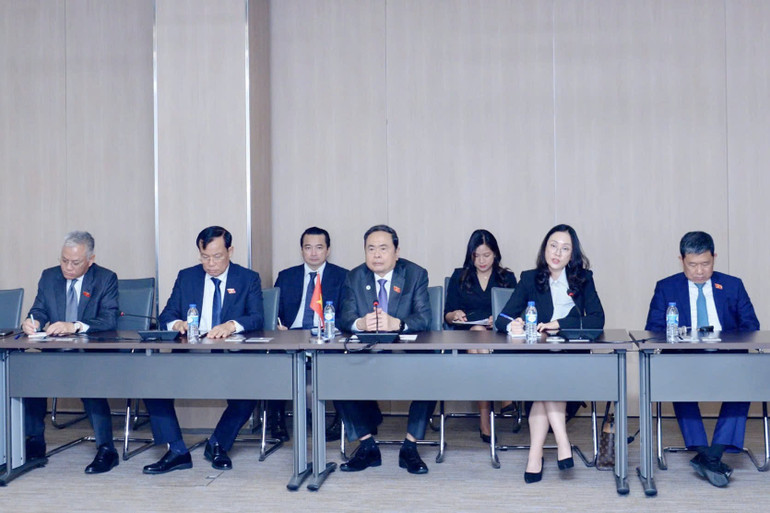 Chủ tịch Quốc hội Trần Thanh Mẫn phát biểu tại cuộc gặp Chủ tịch Thượng viện Đức Anke Rehlinger. Chủ tịch Quốc hội Trần Thanh Mẫn phát biểu tại cuộc gặp Chủ tịch Thượng viện Đức Anke Rehlinger.
