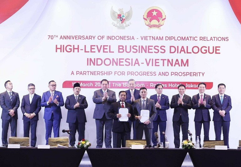 Lãnh đạo hai nước chứng kiến lễ ký các văn kiện trong nhiều lĩnh vực tại tọa đàm doanh nghiệp “Việt Nam và Indonesia: Quan hệ đối tác vì sự tiến bộ và thịnh vượng” do Bộ Tài chính Việt Nam, Đại sứ quán Việt Nam tại Indonesia phối hợp Hội hữu nghị Indonesia-Việt Nam và Tập đoàn Ciputra tổ chức ngày 10/3/2025 ở Jakartar, Indonesia, nhân kỷ niệm 70 năm thiết lập quan hệ ngoại giao Việt Nam-Indonesia. (Ảnh: TTXVN) image-2.jpg