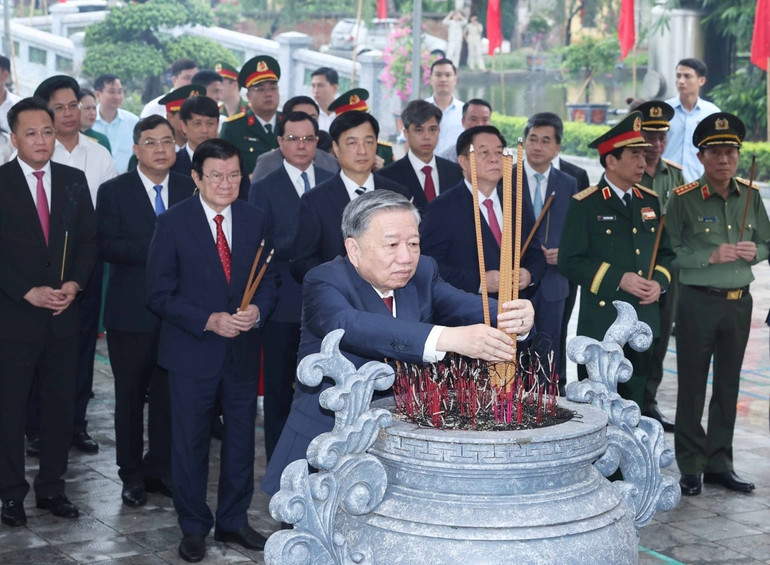 Tổng Bí thư Tô Lâm, các đồng chí lãnh đạo, nguyên lãnh đạo Đảng, Nhà nước dâng hương tại Nhà tưởng niệm Tổng Bí thư Nguyễn Văn Linh ở xã Nguyễn Văn Linh, tỉnh Hưng Yên. tbt-3.jpg