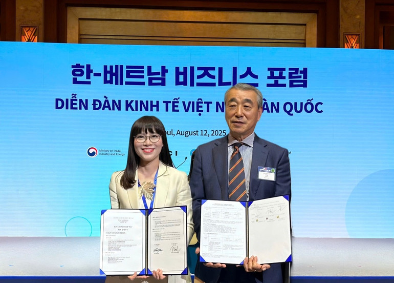 Chủ tịch HĐQT kiêm Tổng Giám đốc Công ty cổ phần Tập đoàn MHGROUP Nguyễn Thị Minh Hằng và Giám đốc Công ty Sukyoung (Hàn Quốc) Yoon Haejung trao đổi Biên bản ghi nhớ. mhgourps2.jpg