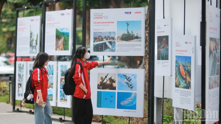 युवा लोग  ndo_br_anh-3-trien-lam-anh-video-cong-nghe-tu-trai-tim-don-khach-tham-quan-them-1-tuan-4482.jpg