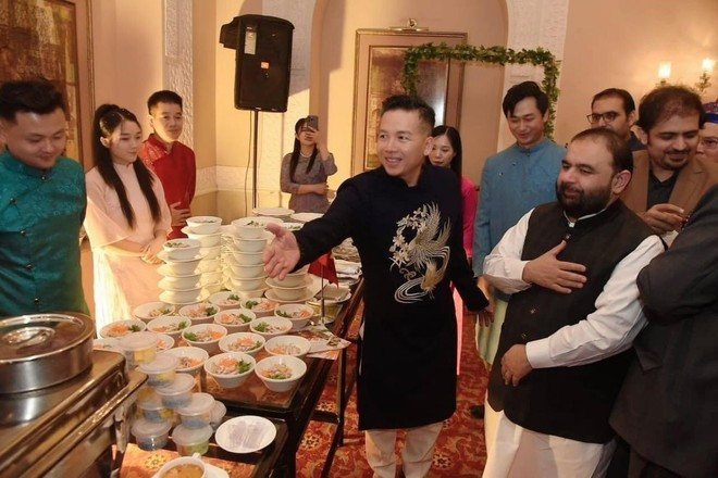 Khách tham quan gian ẩm thực Việt Nam. (Ảnh do Đại sứ quán Việt Nam tại Pakistan cung cấp) Khách tham quan gian ẩm thực Việt Nam. (Ảnh do Đại sứ quán Việt Nam tại Pakistan cung cấp)