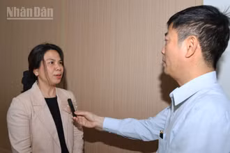 Phó Giáo sư, Tiến sĩ Thananan Boonwanna trả lời phỏng vấn phóng viên Báo Nhân Dân thường trú tại Thái Lan. (Ảnh: MINH THẮNG)