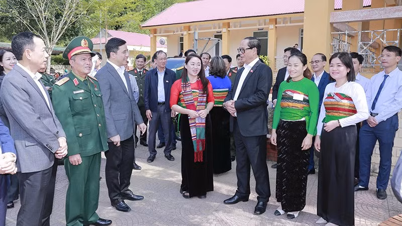 Phó Chủ tịch Quốc hội trao đổi với cán bộ tỉnh Thanh Hóa và cử tri thôn Tân Thành, xã Pù Luông.