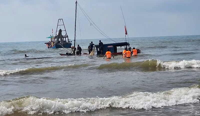 Bộ đội Biên phòng Thanh Hóa cứu hộ tàu cá trôi dạt trên biển.