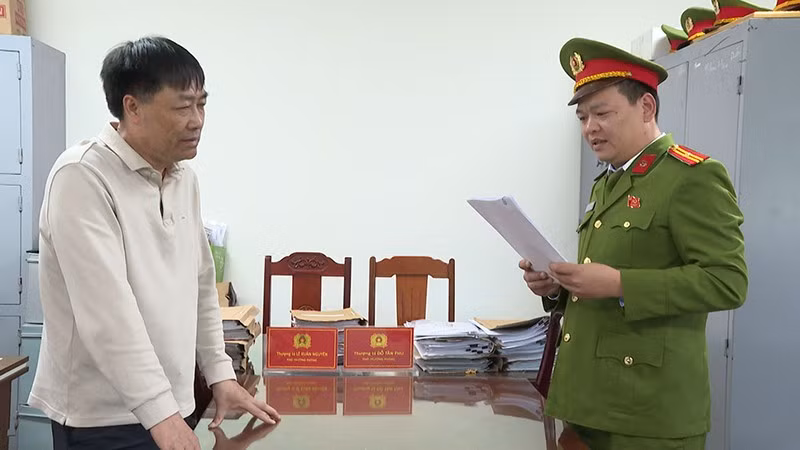 Đại diện cơ quan Công an thi hành quyết định khởi tố bị can Nguyễn Xuân Biên.