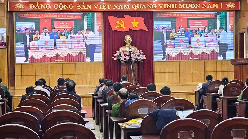 Quang cảnh vận hành mẫu ngày bầu cử ở xã Pù Luông được truyền tải đến điểm cầu Tỉnh ủy Thanh Hóa.