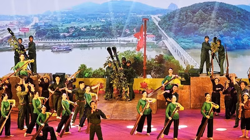 Một cảnh trong chương trình nghệ thuật chào mừng Ngày truyền thống lực lượng vũ trang Thanh Hóa.