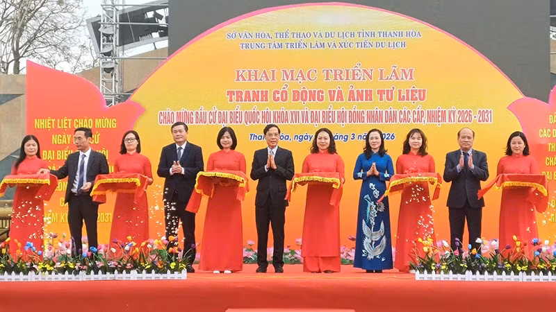Các đại biểu cắt băng, khai mạc triển lãm.