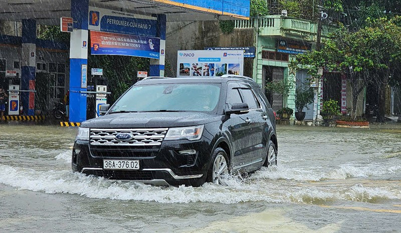 Nước ngập đường đô thị phường Quảng Phú, tỉnh Thanh Hóa.