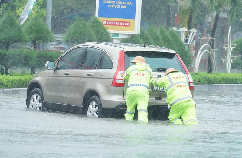 Cảnh sát giao thông trợ giúp phương tiện di chuyển khỏi chỗ nước ngập sâu. 1-canh-sat-gt.jpg