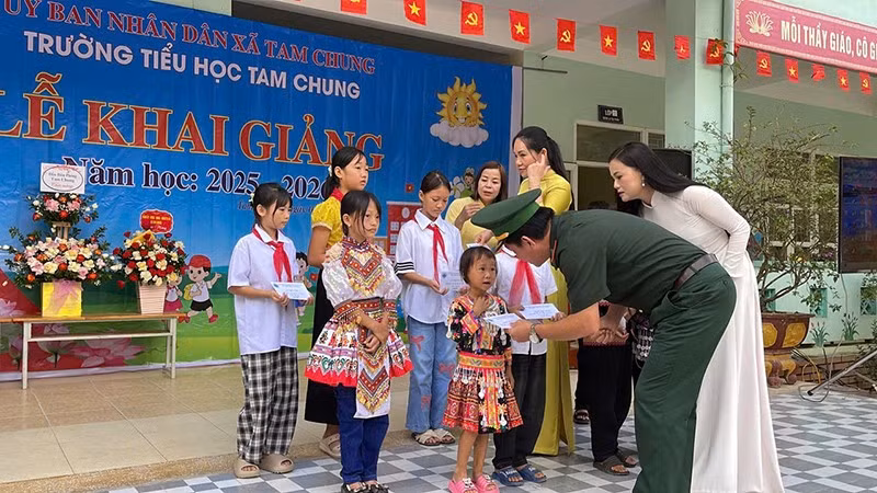 Bộ đội Biên phòng Thanh Hóa trao quà cho học sinh tiểu học xã Tam Chung.