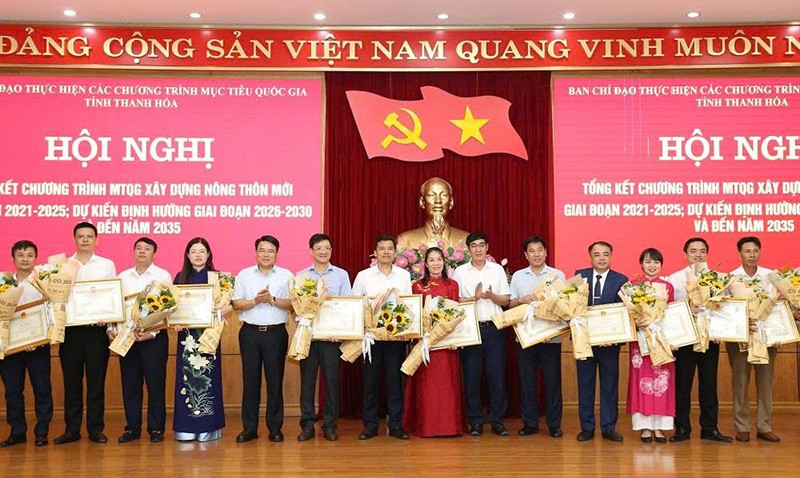 Tỉnh Thanh Hóa trao tặng Bằng khen cho các cá nhân có thành tích trong xây dựng nông thôn mới. tiens-trao.jpg