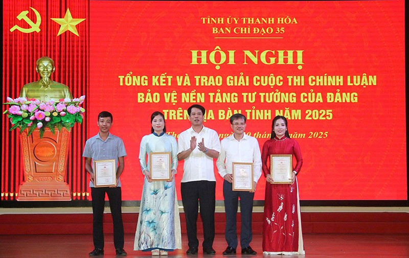 Trưởng Ban Tổ chức cuộc thi cấp tỉnh Thanh Hóa trao Giấy chứng nhận cho các tác giả, nhóm tác giả đoạt giải A. 2-giai-a.jpg