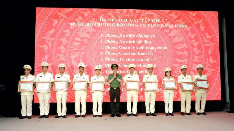 Lãnh đạo Bộ Công an trao tặng Bằng khen cho 10 tập thể Công an Thanh Hóa đạt thành tích xuất sắc trong phong trào bảo vệ an ninh Tổ quốc. z6860127843077-764cd0ffadf44c8a596a5350784f343f.jpg