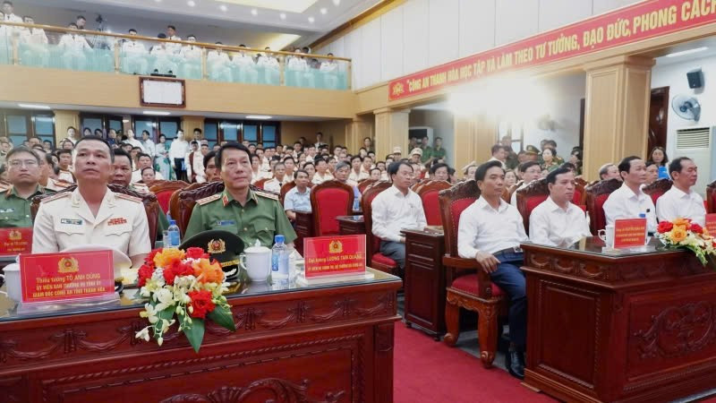Bộ trưởng Công an cùng các đại biểu tham dự buổi lễ. z6860127552526-f11662e80bfbf6165294b7c3cfc06651.jpg