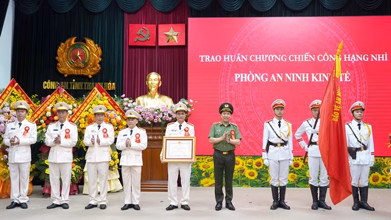 Thừa ủy quyền của Chủ tịch nước, lãnh đạo Bộ Công an trao Huân chương Chiến công cho Phòng An ninh kinh tế, Công an tỉnh Thanh Hóa.