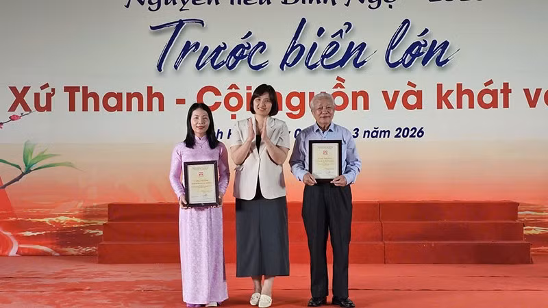 Ban tổ chức trao phần thưởng cho các đơn vị tham gia Ngày thơ Việt Nam tại Thanh Hóa.