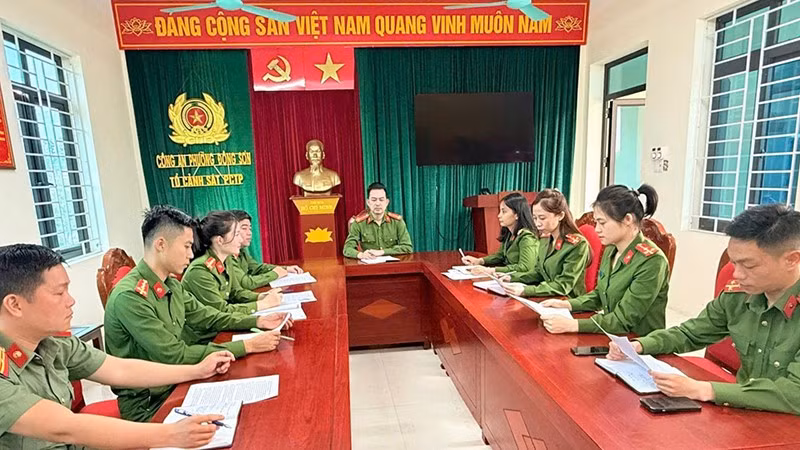 Công an phường Đông Sơn triển khai phương án tìm kiếm công dân.