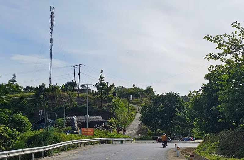 Trạm thu, phát sóng viễn thông trên "Cổng trời", xã Trung Lý, tỉnh Thanh Hóa.