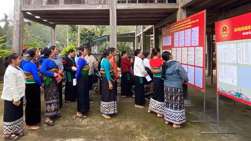 Cử tri miền núi Thanh Hóa tìm hiểu thông tin về các ứng cử viên đại biểu Quốc hội, Hội đồng nhân dân các cấp, nhiệm kỳ 2026-2031.