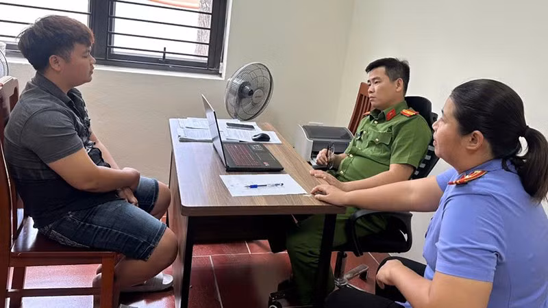 Đại diện các cơ quan chức năng ở Thanh Hóa làm việc với đối tượng có hành vi vi phạm.