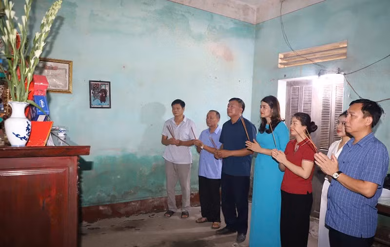 Các thành viên đoàn công tác dâng hương tưởng niệm nhà báo liệt sĩ.
