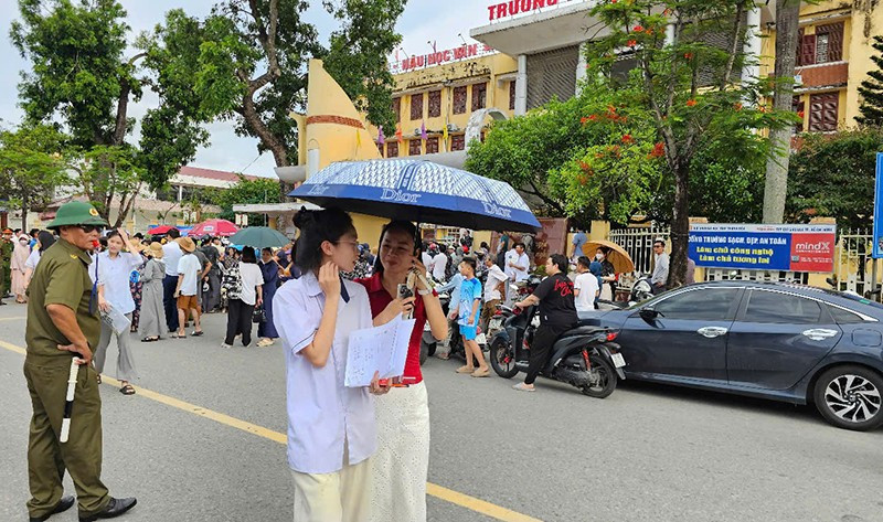 Phụ huynh đón, chăm sóc thí sinh sau mỗi buổi thi.