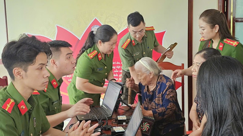 Lực lượng Công an tiếp nhận thông tin thân nhân liệt sĩ. 2-lay-mau.jpg