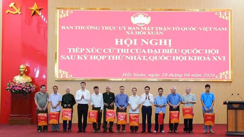 Phó Chủ tịch Quốc hội và lãnh đạo tỉnh Thanh Hóa trao quà cho người có công ở xã Hồi Xuân.