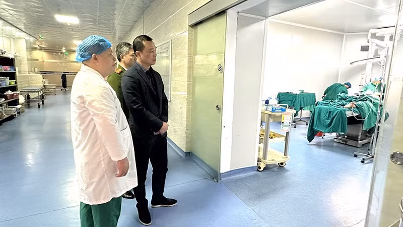 Lãnh đạo Công an tỉnh Thanh Hóa nắm bắt tình hình sức khỏe nạn nhân.